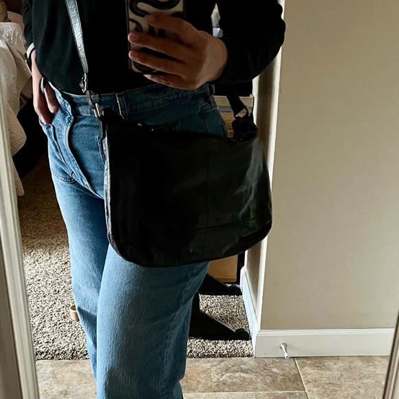 HOBO Black Leather Purse handbag shoulder strap zip top - Picture 9 of 9